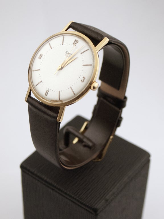 A 14K yellow gold thin wristwatch from the 1960s. Silvered dial, applied Arabic and baton indexes, inner minutes track, dauphine hands, manual-wind movement.