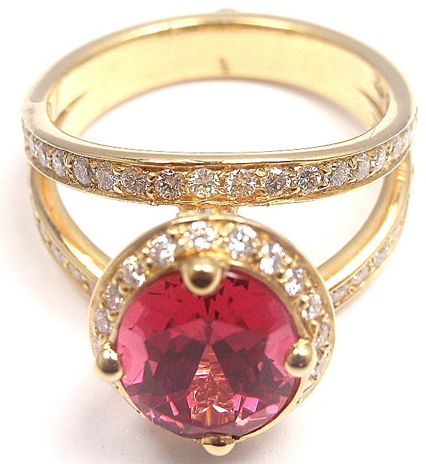 18k Yellow Gold Red Spinel & Diamond Ring by Temple St. Clair. Total Diamond Weight: .715ct. With one incredible Red Spinal Stone. Total Red Spinel Weight: 2.89ct.

Details: 
Ring Size: 6.5
Width: 12mm
Weight: 7.3 grams
Stamped Hallmarks: