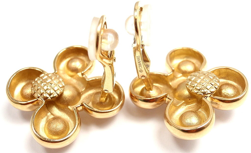 CHANEL Pearl Yellow Gold Earrings In New Condition In Holland, PA
