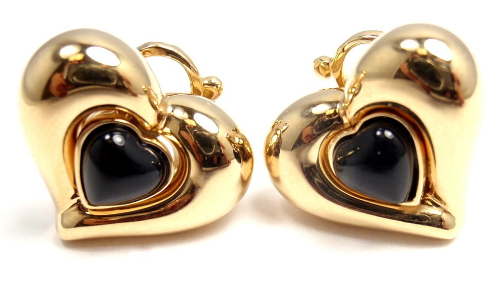 18k Yellow Gold Black Agate Heart Earrings by Van Cleef & Arpels. With 2 heart shaped black agate stone: 6mm x 6mm. These earrings are clips made for non-pierced ears.

Details: 
Measurements: 14mm x 17mm
Weight: 14.2 grams
Stamped Hallmarks: