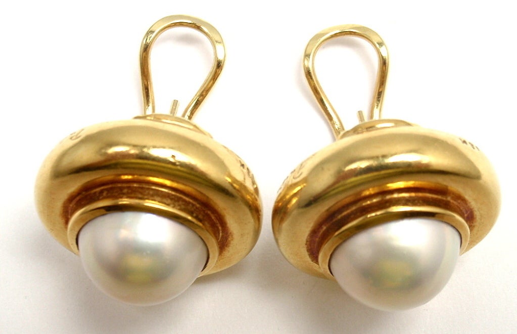 18k Yellow Gold Paloma Picasso Mother of Pearl Earrings by Tiffany & Co. With two mother of pearl stones: 12mm each. These earrings are for pierced ears. 

Details: 
Width: 21mm
Weight: 19.9 grams
Stamped Hallmarks: Tiffany & Co 18k Paloma