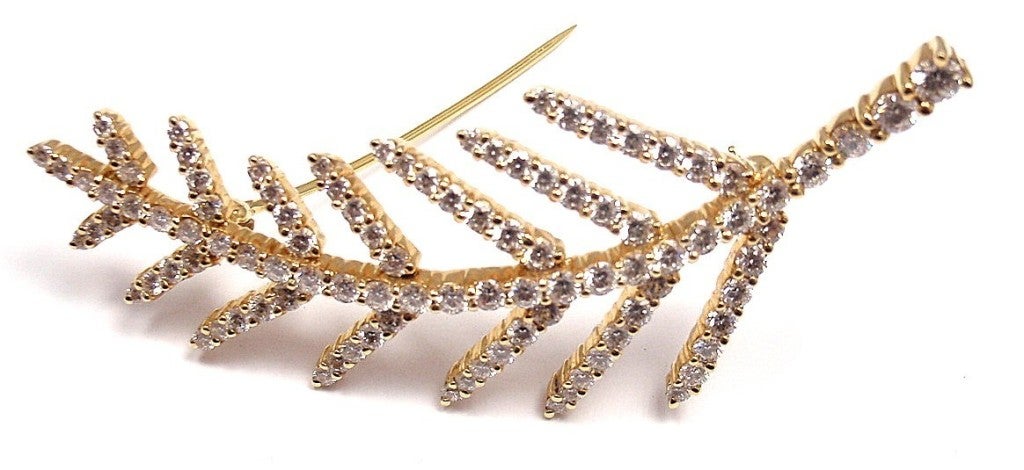 18k Yellow Gold Diamond Feather Pin Brooch By Tiffany & Co.
With 102 Diamonds Total weight approx. 3ct VVS1-VVS2 clarity, E color

Details:
Measurements: 2 1/4" x 3/4"
Weight: 8.7 grams
Hallmarks: Tiffany & Co, 750, 1996

Your