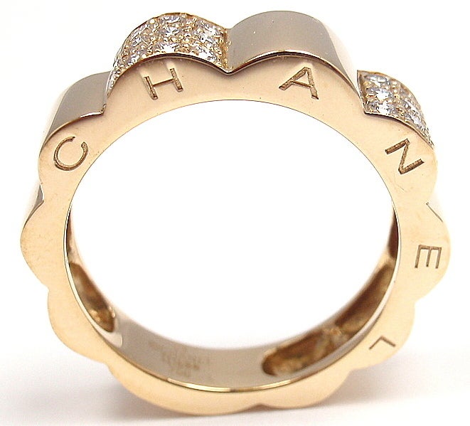 Fabulous Chanel Gelbgold und Diamanten Band Ring. 
Ringgröße ist 6 1/4 Europäisch 53 . 
Das Gewicht beträgt 6::2 Gramm
Die Breite beträgt 6 mm
Punzierungen: Chanel 750 53 1I1688