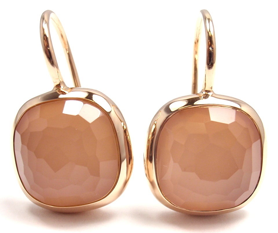 18k Rose Gold Rose Quartz Cipria Ohrringe von Pomellato. Mit kissenförmigen, facettierten Rosenquarzsteinen: 11mm x 11mm. 

Einzelheiten: 
Gewicht: 11,4 Gramm
Länge: 25 mm
Breite: 15 mm
Gestempelte Punzierungen: Pomellato 750
*Kostenloser