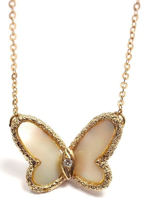 VAN CLEEF & ARPELS Diamond & Mother of Pearl Butterfly Yellow Gold Necklace In New Condition In Holland, PA
