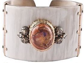 18k Rose Gold Zebu Horn Diamant Opal Armreif Armband von Federica Rettore. Scharniermanschette aus weißem Zebu-Horn mit Stahlfutter und Beschlägen aus 18 Karat Roségold. Glatter Boulder-Opal:: weiße Diamanten im Rosenschliff und braune Diamanten im