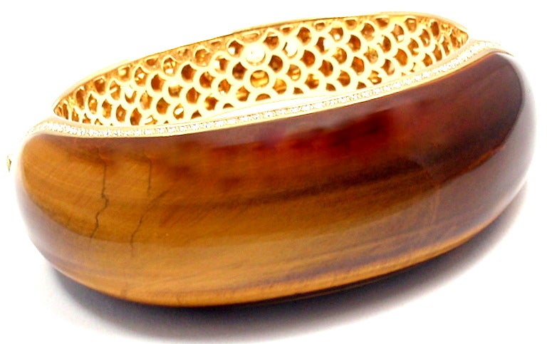 18k Gelbgold Tigerauge breiter Armreif Armband von Roberto Coin. Mit 124 hochwertigen VS-Diamanten. Gesamtgewicht der Diamanten: 2,50 ct.

Einzelheiten:
Gewicht: 116,9 Gramm
Länge: 7