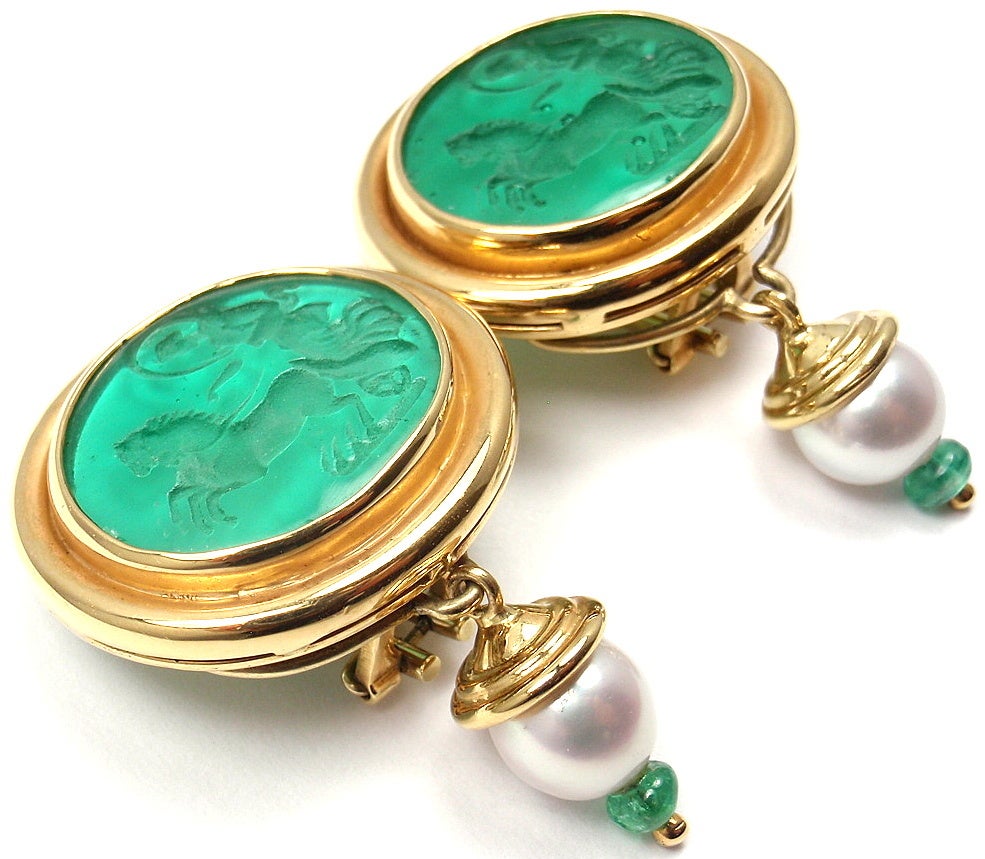 18k Yellow Gold Venetian Green Glass Intaglio Pearl Earrings by Elizabeth Locke. With Large oval shaped venetian green glass intaglio and 9mm removable pearl charm.

Measurements: 
Length: 43mm
Width: 28mm
Weight: 25.1 grams
Backs: Collapsible