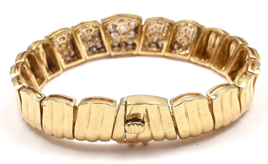 VAN CLEEF & ARPELS Diamond Yellow Gold Bangle Bracelet In New Condition In Holland, PA