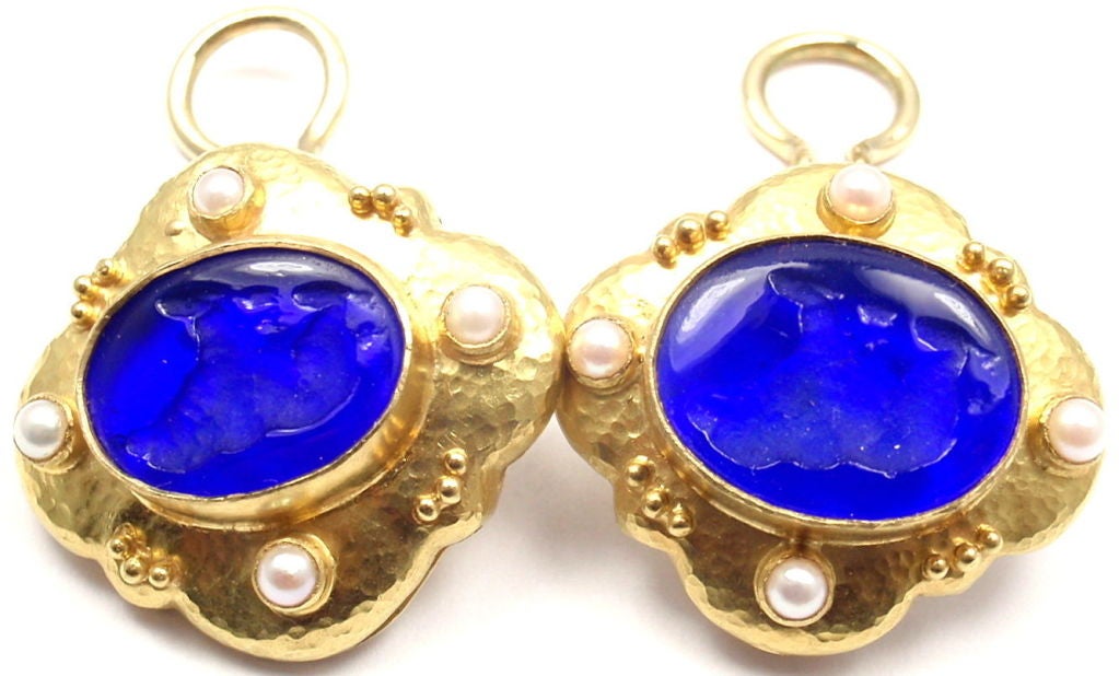 18k Yellow Gold Venetian Glass Intaglio Pearl Earrings by Elizabeth Locke. With a large oblong shaped venetian blue glass intaglio of a bear. The 18k Yellow Gold is hammered to a beautiful finish. Collapsible posts with omega backs. 

Details: