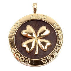 VAN CLEEF & ARPELS Good Luck And Happiness Wood Yellow Gold Pendant