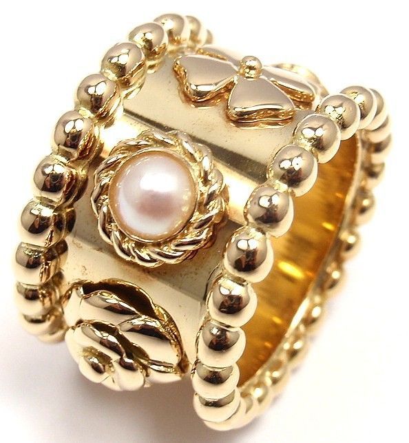 CHANEL Pearl Clover Camellia Yellow Gold Ring In Excellent Condition In Holland, PA