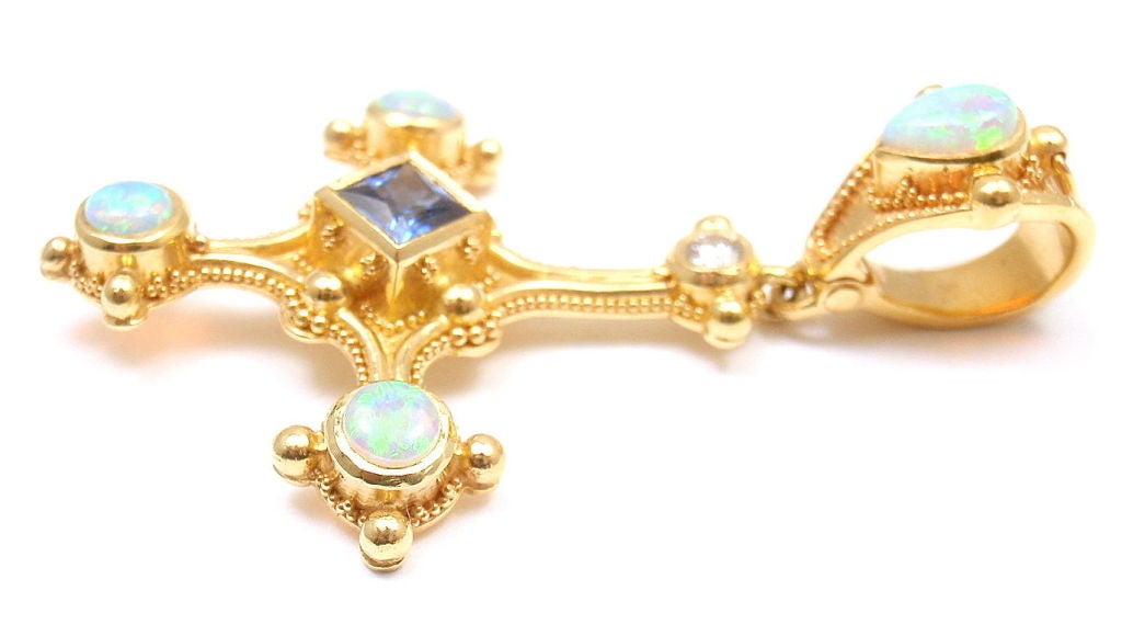 KENT RAIBLE Pendentif en or jaune avec opale:: saphir et diamant en forme de croix inversée 1