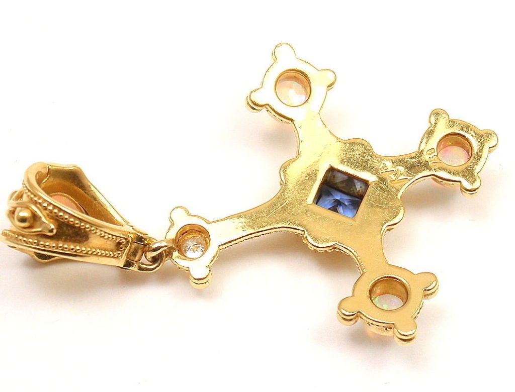 KENT RAIBLE Pendentif en or jaune avec opale:: saphir et diamant en forme de croix inversée 2