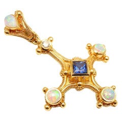 KENT RAIBLE Pendentif en or jaune avec opale:: saphir et diamant en forme de croix inversée