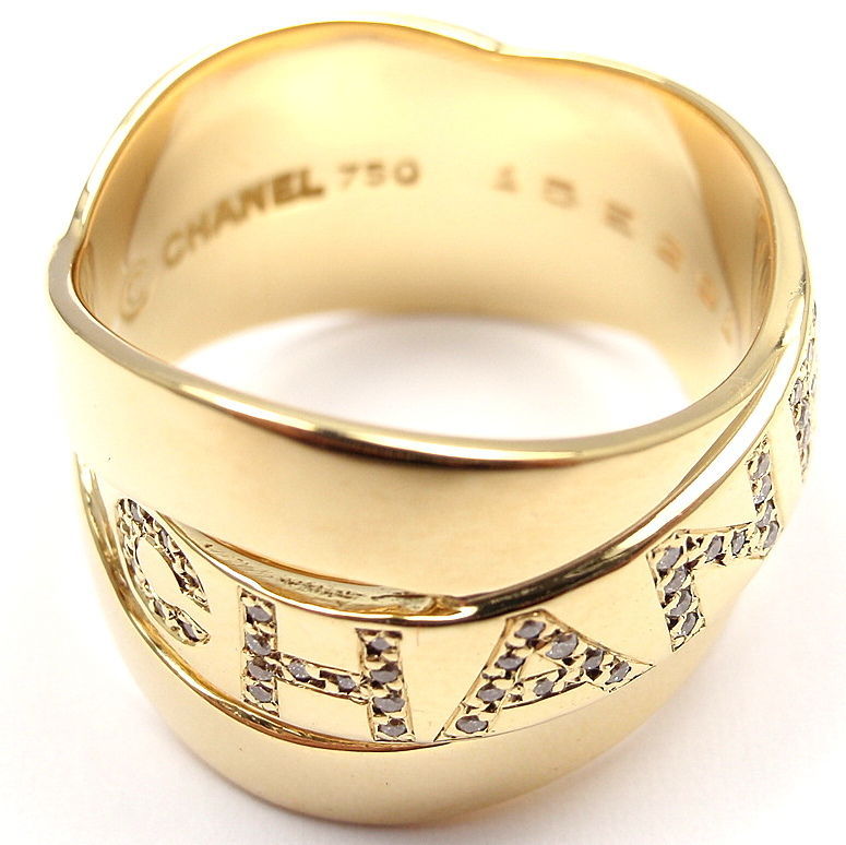 CHANEL Bolduc Diamond Logo Yellow Gold Ring In New Condition In Holland, PA