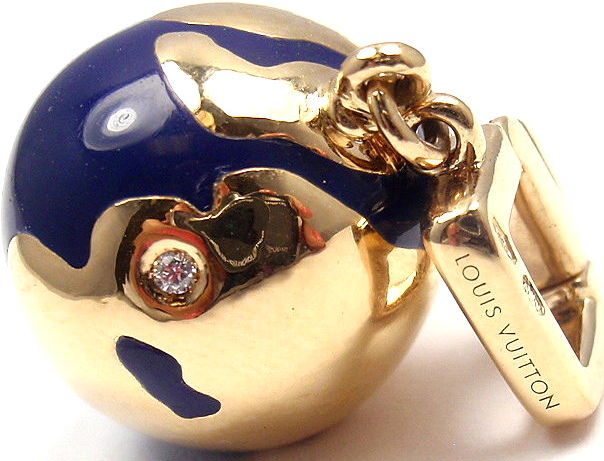 18k Gelbgold Globe Diamond Charm Anhänger von Louis Vuitton. 
Mit 1 runden Brillantschliff Diamant VS1 Klarheit:: G Farbe

Details: 
Abmessungen: 16mm x 34mm
Gewicht: 11.8 Gramm
Gestempelte Punzierungen: 750 Louis Vuitton 
*Freier Versand innerhalb