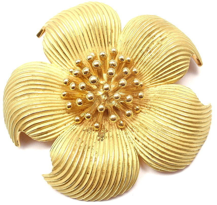 TIFFANY & CO. Yellow Gold Dogwood Flower Brooch In New Condition In Holland, PA