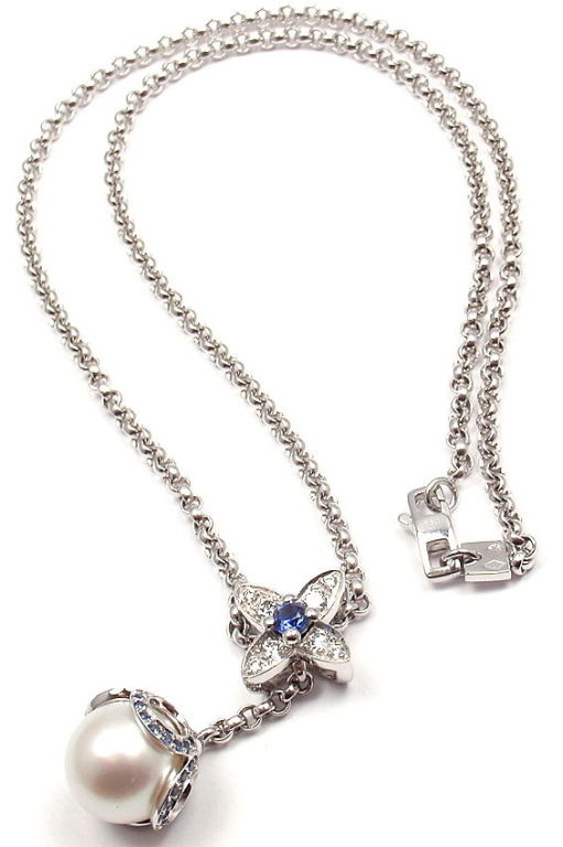 Louis Vuitton Collier Pearl Diamond Sapphire White Gold Necklace In New Condition In Holland, PA