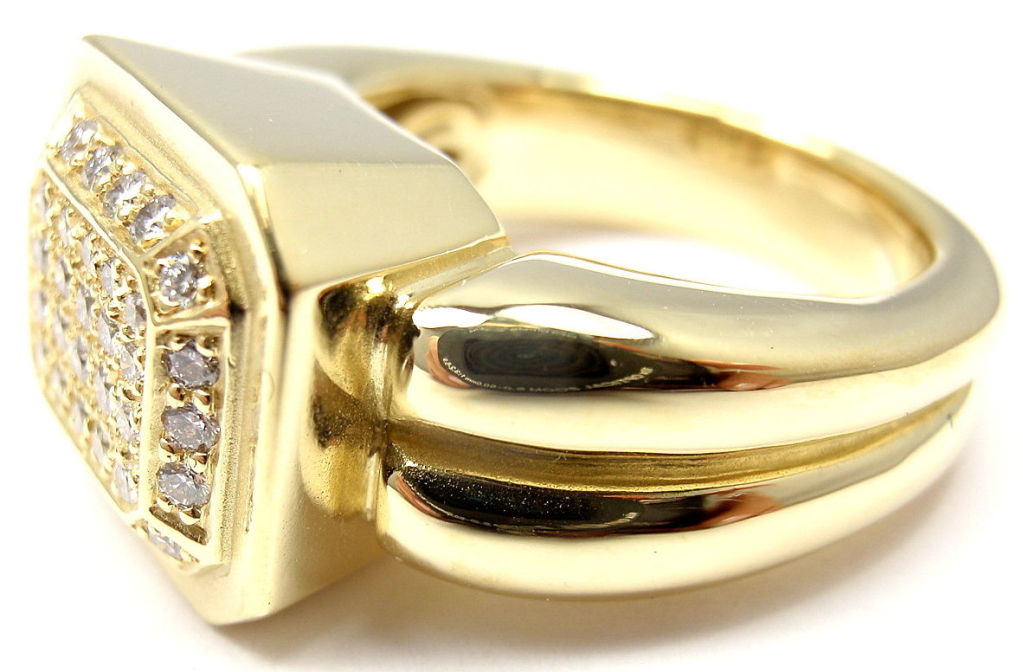 18k Yellow Gold Diamond Ring by Barry Kieselstein Cord.
With 28 Diamonds VS1 clarity, G color total weight is approximately 0.28ct

Details:
Ring Size: 6.5
Weight: 19.2 grams
Width: 13mm
Stamped Hallmarks: Kieselstein Cord 750 18k
*Free
