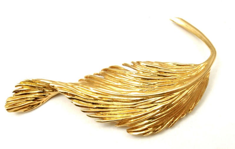 18k Yellow Gold Leaf Brooch Pin by Van Cleef & Arpels.

Details: 
Weight: 12.2 grams
Measurements: 2.5