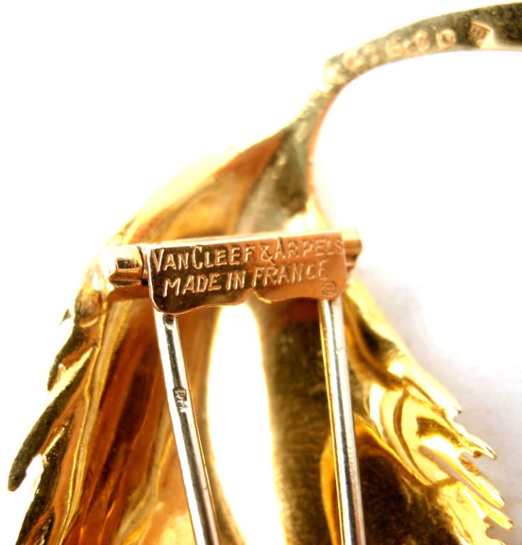 Women's or Men's Van Cleef & Arpels Yellow Gold Leaf Brooch