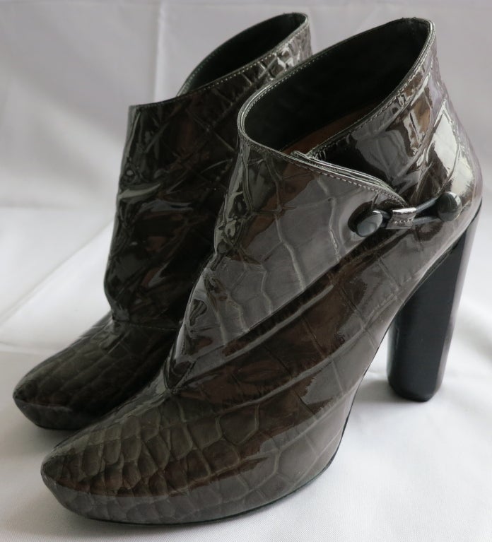 Good condition Louis Vuitton dark green patent crocodile leather ankle boots.  Elastic dual button side closures with angled flap gusset construction.  Tan leather insoles with wooden heels.