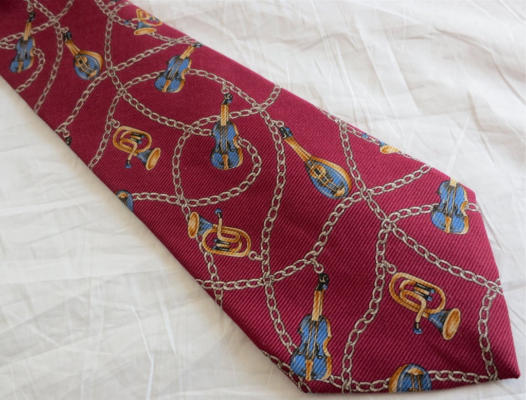Vintage CHANEL Men's 1980's musical chain print silk tie.  metal chain strand at reverse.  Logo jacquard back lining.  57