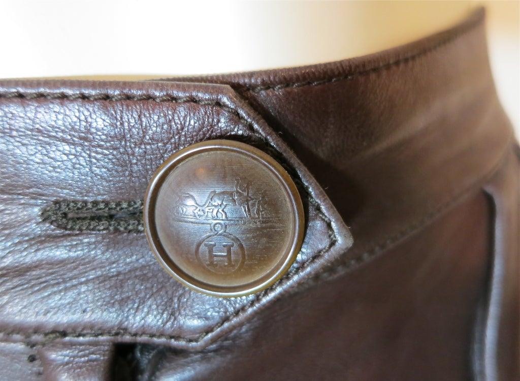 Excellent condition, vintage HERMES 1980's 100% sheepskin leather, dual pleat front trouser.  Gorgeous dark brown skin. Engraved dome front button closure at the waist band.  Fully lined with absolutely no damage.

Flat waist from side to side: