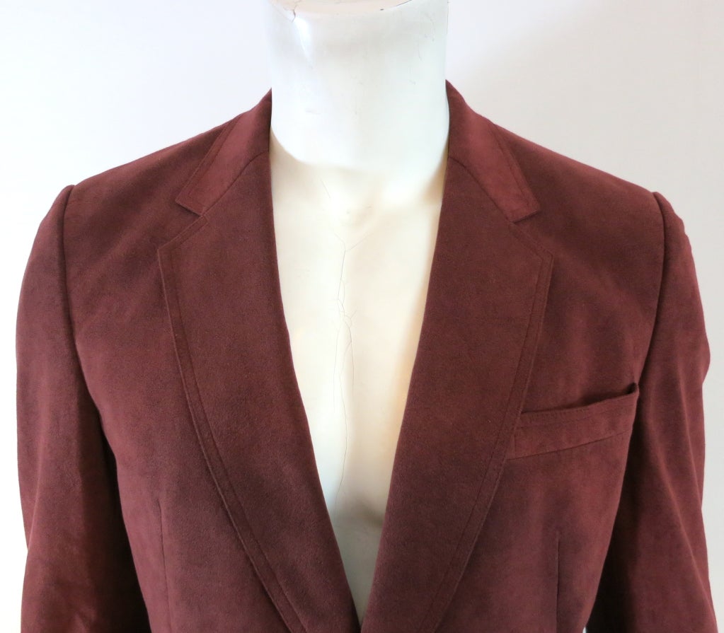 Vintage HALSTON 1970's era Halsuede burgundy blazer.  Dual, horn button front closures with patch pockets at front.  Single vent at back.  Lined in signature 'H' logo repeat jacquard lining.

Underarm to underarm: 21-1/2