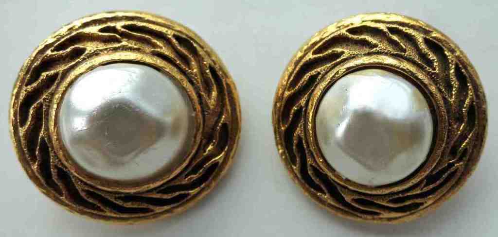 Vintage CHANEL PARIS 1980's costume, dome pearl clip earrings.  Signature logo engraving at back with serial code: 2368.

Minor pearl surface wear.

1-3/8