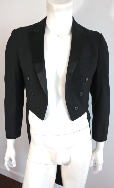 Vintage 1970's era men's Rudopker tuxedo tailcoat.  Satin covered buttons and front lapel.  Fully lined.

Underarm to underarm: 18