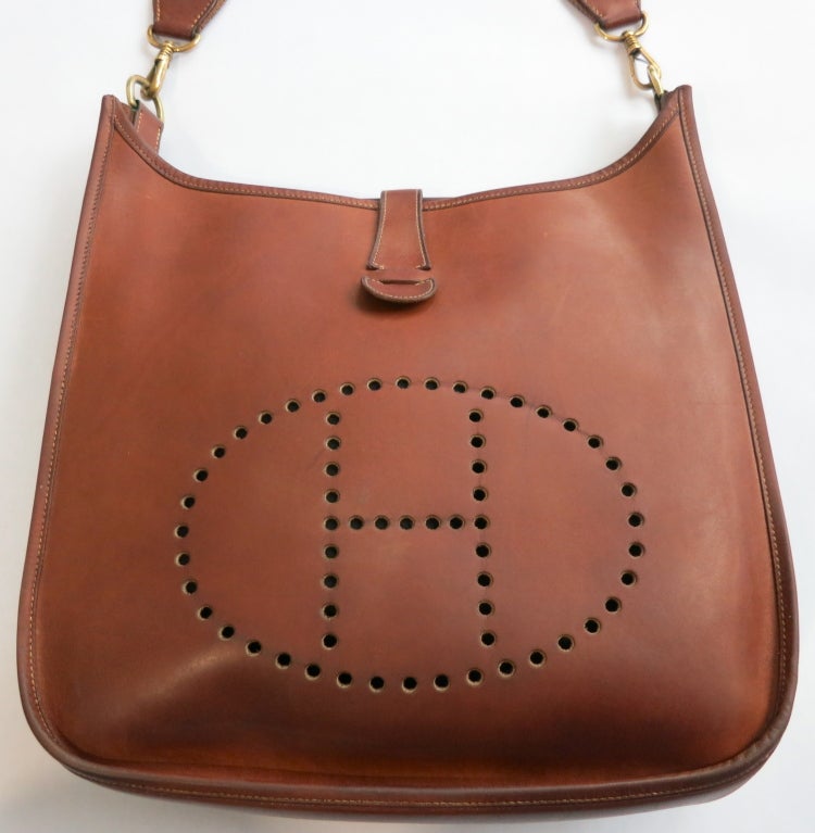 Vintage HERMÉS PARIS 1979 Evelyne Satteltasche aus braunem Leder.  Charakteristisches perforiertes 