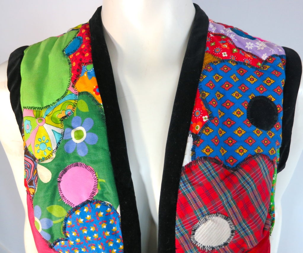 Vintage 1970's flower power quilted patchwork vest In Excellent Condition For Sale In Newport Beach, CA