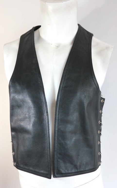 1990's RoB Amesterdam Black leather & chains bondage vest/waistcoat.  Open front design with silver finished, metal chain links and eyelets at both sides.

In excellent condition

Flat underarm to underarm:  20