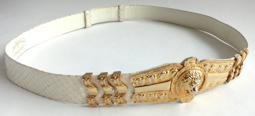 Vintage JUDITH LEIBER 1960's Lion medallion ivory snakeskin belt In Excellent Condition For Sale In Newport Beach, CA