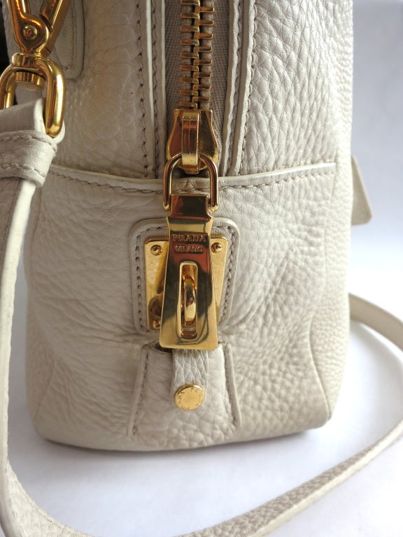Prada MILANO Borsa a manico alto in pelle martellata ecrù 3