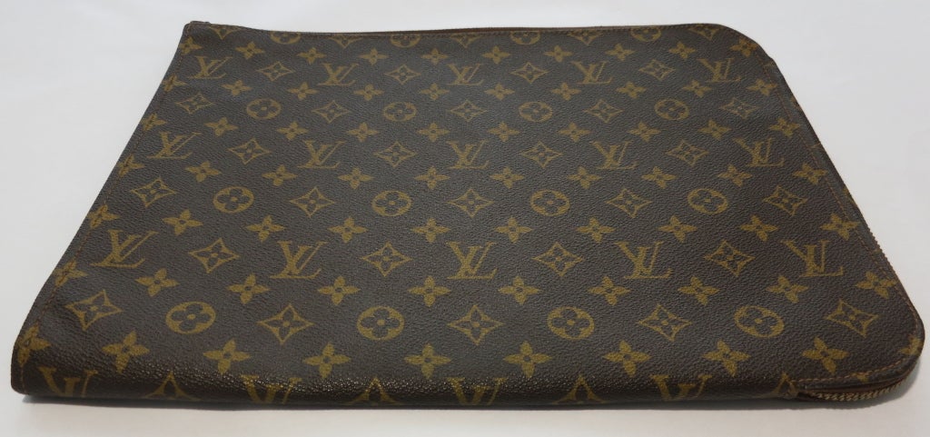 Vintage LOUIS VUITTON PARIS 1970's monogram zip around portfolio with Talon engraved zipper.  In excellent condition.  Fully functioning.

15