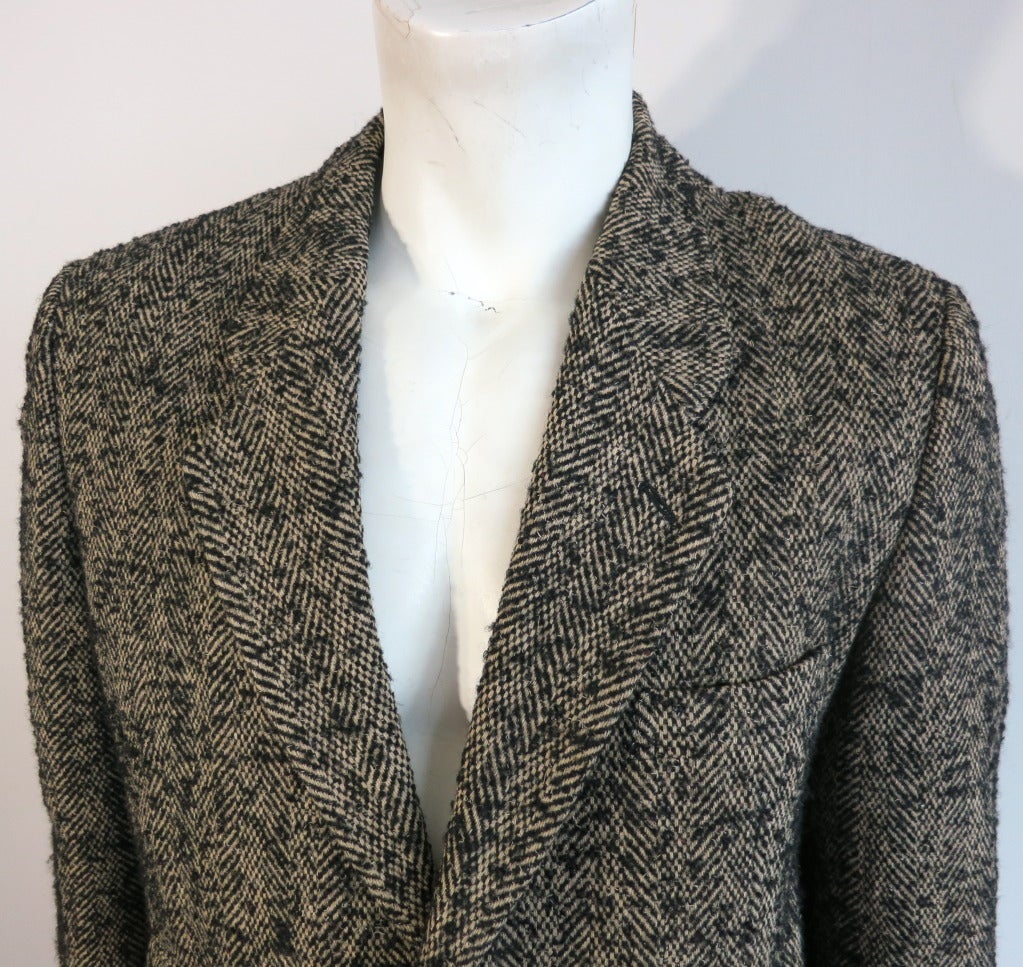 Vintage MATSUDA 1980's Men's wool herringbone tweed blazer with triple button front closures.  Textured style herringbone weave in beige and black yarns.  Dual waist level bound, flap pockets with ticket pocket at wearer's right.  

Fully