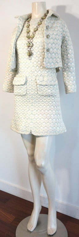 Conjunto vintage de vestido, chaqueta y collar a juego JEAN PATOU de los años 60, diseñado por un joven Karl Lagerfeld, alias Roland Karl en aquella época.

El tejido base es un precioso jacquard turquesa pálido y marfil, finamente perfilado en