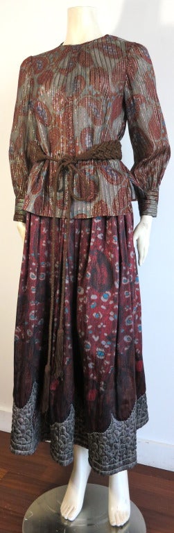 Vintage OSCAR DE LA RENTA bohemian silk paisley top, skirt, and belt ensemble. 

The top features sheer silk with printed paisley and metallic gold pinstripes. The bottom skirt features all over, deep burgundy printed silk that is loft quilted