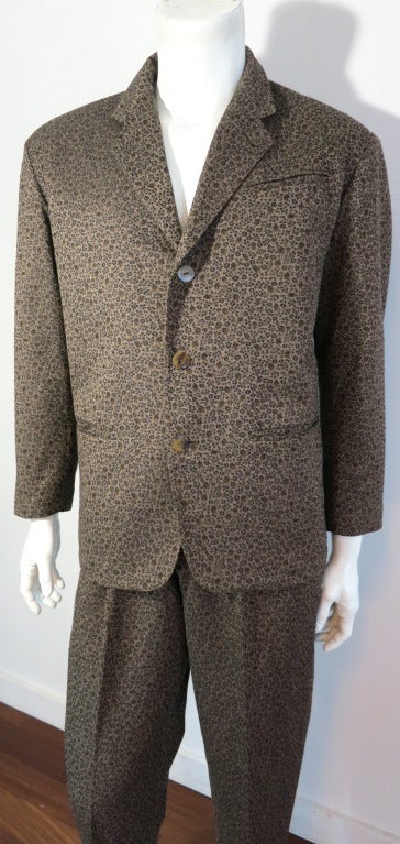 Vintage JEAN PAUL GAULTIER pour Gibo' men's floral tapestry suit from the eighties.

The fabric is a gorgeous, olive jacquard/tapestry weave with contrast stripe panel at the jacket's rear.

Signature locker loop detail at upper back, with solid