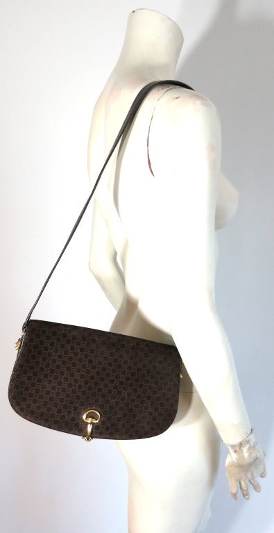 Monedero vintage GUCCI ITALIA años 70 de ante y piel de caballo.

Logotipo monograma tonal, revestimiento exterior de ante impreso con cuero sólido marrón oscuro en el interior y el panel exterior del bolso.

Cierre de bocado de caballo de metal