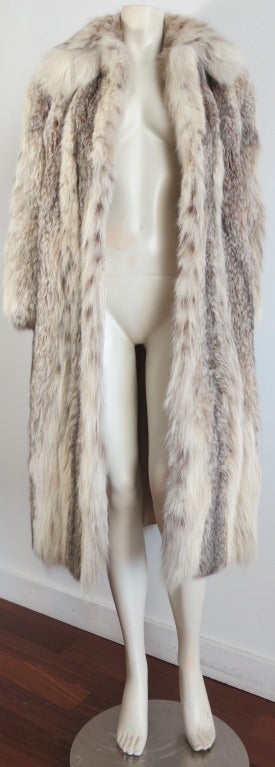 Vintage CHRISTIAN DIOR 1980's Fox & Lynx fur coat.

This gorgeous coat features dual, concealed side waist level pockets with an open front design.

The main body of the coat is made of genuine fox fur with genuine lynx fur paneled into the