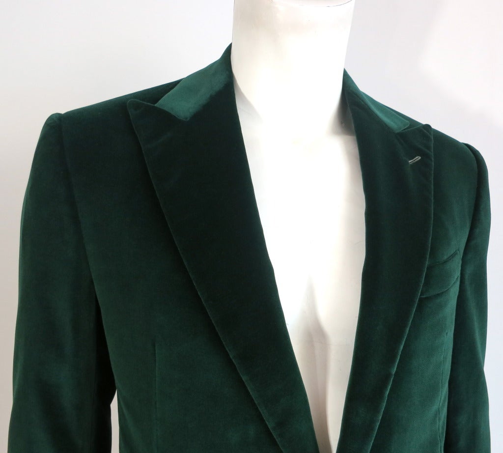 Beautiful RALPH LAUREN PURPLE LABEL Plush velvet blazer jacket in a handsome, dark green shade

Twin front, bound flap pockets at waist with two button front closures

Peak lapel shape with embroidered button hole detail

Twin back