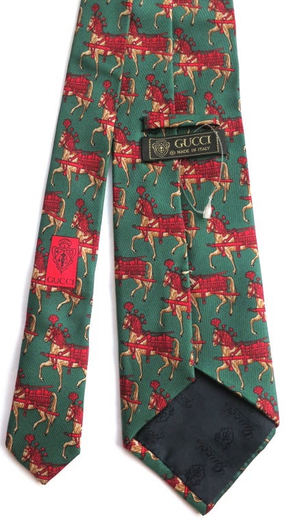 Vintage GUCCI 1970's Holiday silk men's necktie featuring horse print artwork.  

Logo jacquard lined.

In excellent condition with no damages.

Made in Italy, as labeled.

*Measurements*
Length: 56