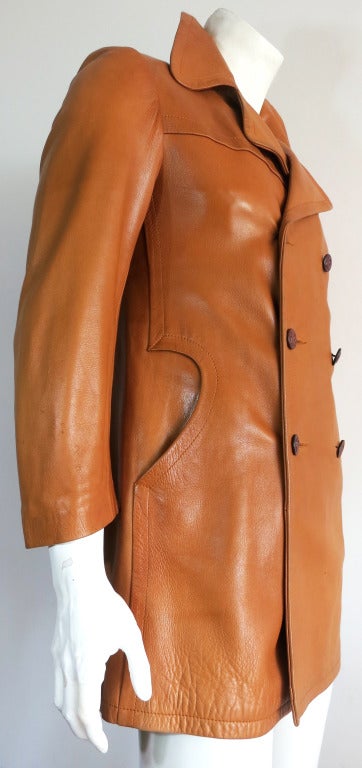 Vintage PIERRE CARDIN PARIS Men's Lambskin leather coat.

The coat was created by Pierre Cardin in the mid-1970's in France.

Very soft leather face in a warm shade of tan.

Logo embossed, dark brown leather shank buttons at