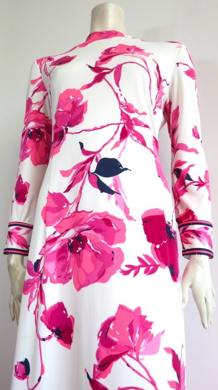 Vintage ANNE FOGARTY Collector's item floral printed knit dress.

The dress was designed by Anne Fogarty in the 1970's.

Gorgeous painted floral artwork print with matching border trim at cuffs and hemline.

Stretch tricot fabrication with
