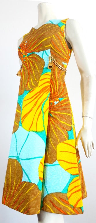 Mint condition BILL BLASS for MAURICE RENTNER Printed matelasse sun dress with golden chain and tassel waist detailing.

This lovely dress was designed by Bill Blass in the USA during the 1960's.

The dress has absolutely no signs of wear, and