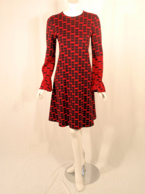 Please Refer to Measurements to Ensure Good Fit:

(Vintage 1960's)

Bust: 34